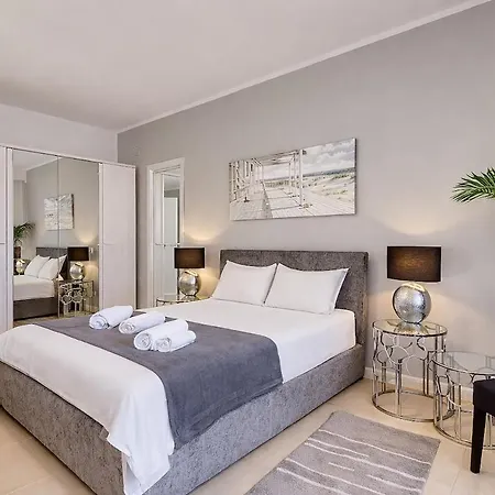 Apartment Beachfront With Pool Access
