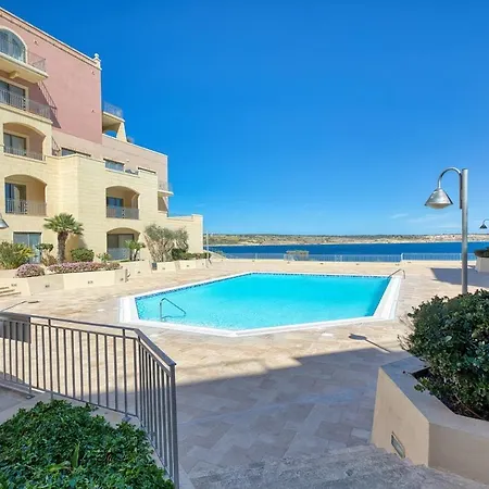 Apartment Beachfront With Pool Access *