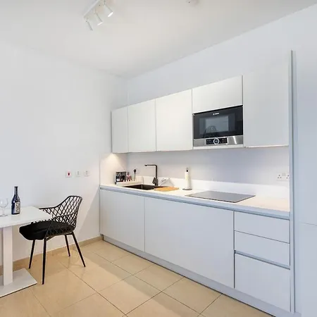 Beachfront With Pool Access Apartment *