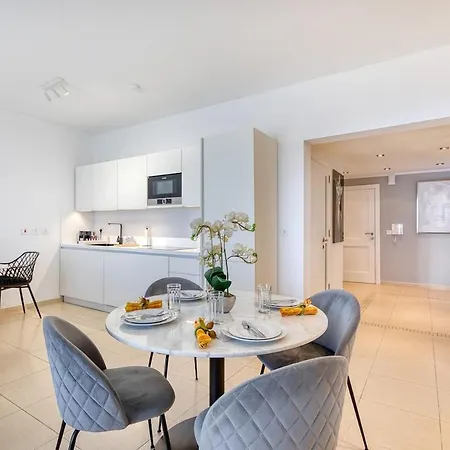 Apartment Beachfront With Pool Access *
