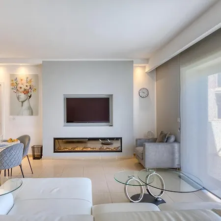 Beachfront With Pool Access Apartment *
