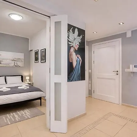 Beachfront With Pool Access Apartment *