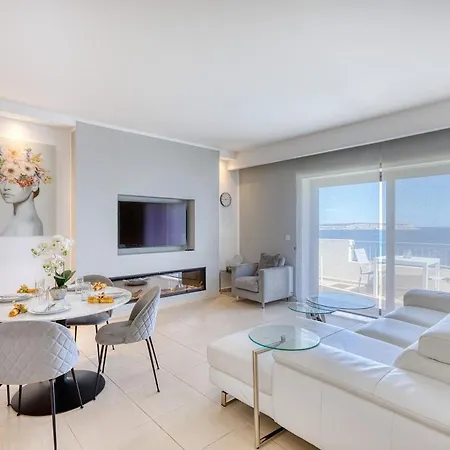 Apartment Beachfront With Pool Access *