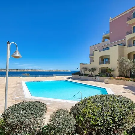 Beachfront With Pool Access Apartment *