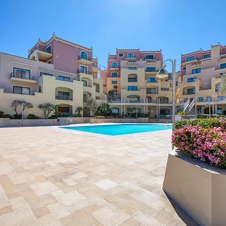 Beachfront With Pool Access Ghajn Zejtuna