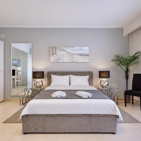 Beachfront With Pool Access * Ghajn Zejtuna