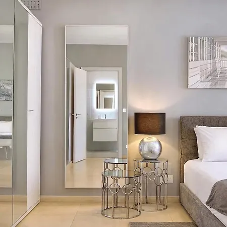 Apartment Beachfront With Pool Access